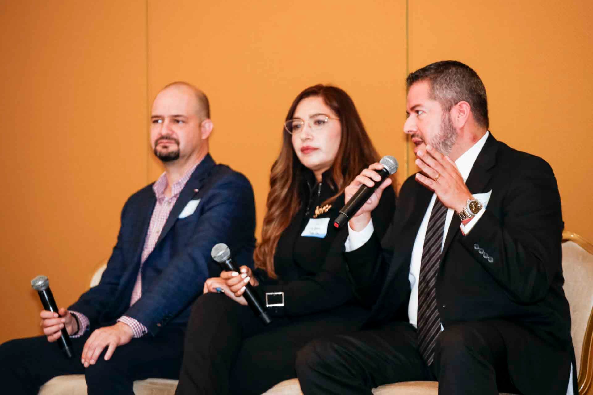 Jaime Yenny, Érika Zavala y Juan Manuel Ramírez, durante su charla. (Foto: Esteban Torreblanca)
