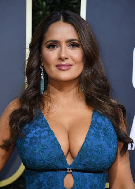 La actriz Salma Hayek en un pronunciado escote de Gucci en los Golden Globes 