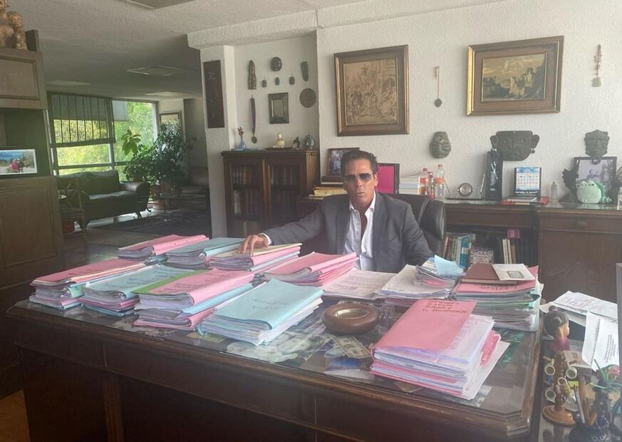 Roberto Palazuelos en el despacho de su papá / Instagram: @robertopalazuelosbadeaux