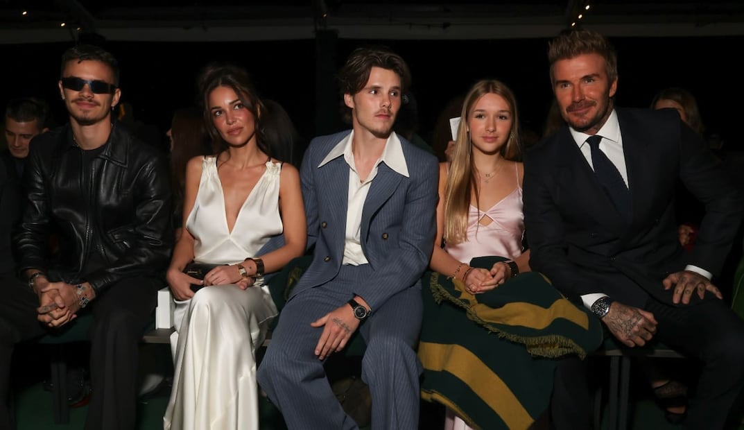 La familia Beckham junto a Jackie Apostel / Foto: AP