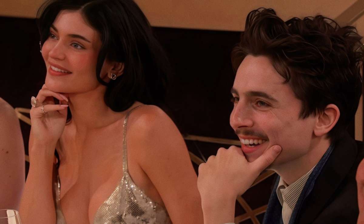 Kylie Jenner junto a Timothée Chalamet en los Golden Globes 2025 / Foto: Captura
