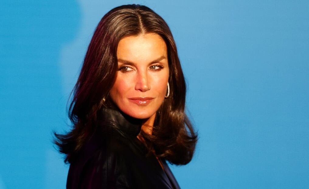 Letizia de España saca su lado más rockero con un ajustado vestido de cuero y mangas murciélago
