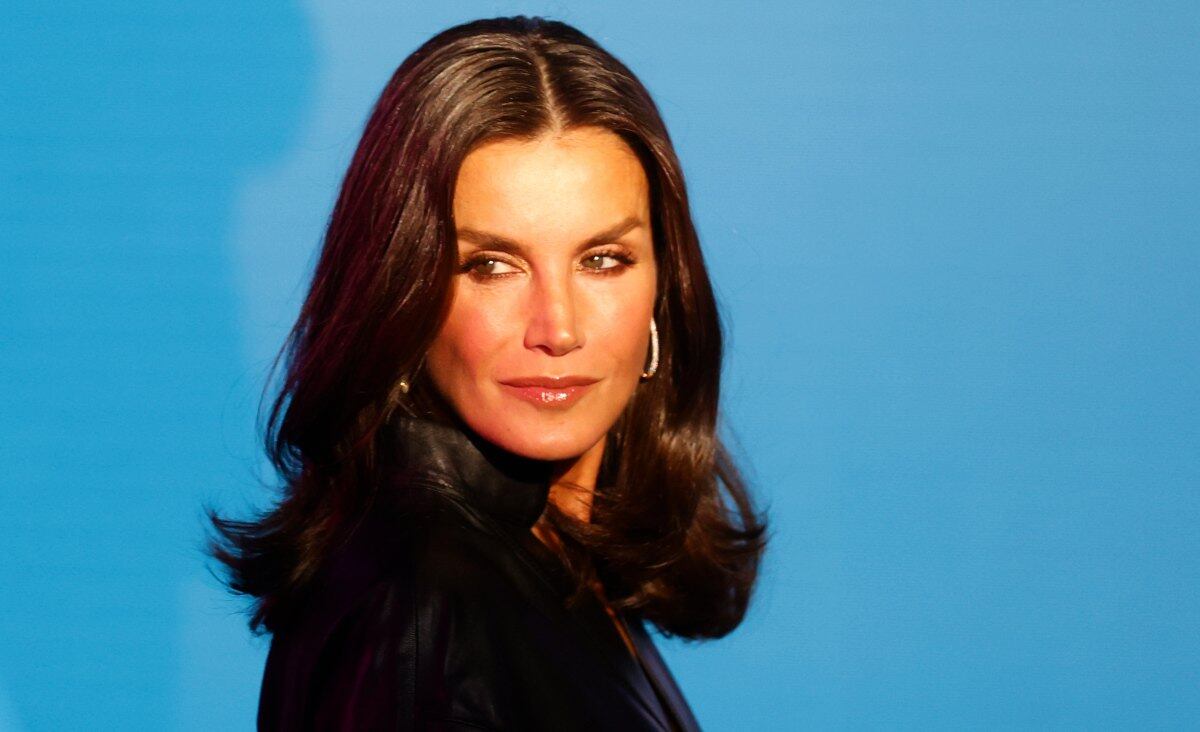 Letizia de España saca su lado más rockero con un ajustado vestido de cuero y mangas murciélago