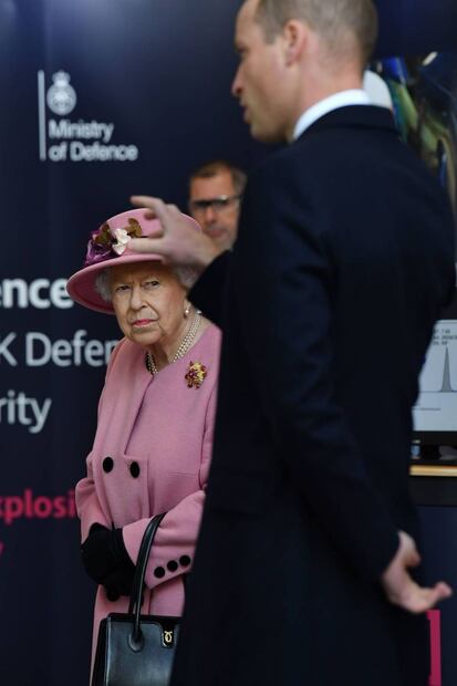 Esta es la razón que explica por qué la reina Isabel II no usó cubrebocas en su reaparición oficial