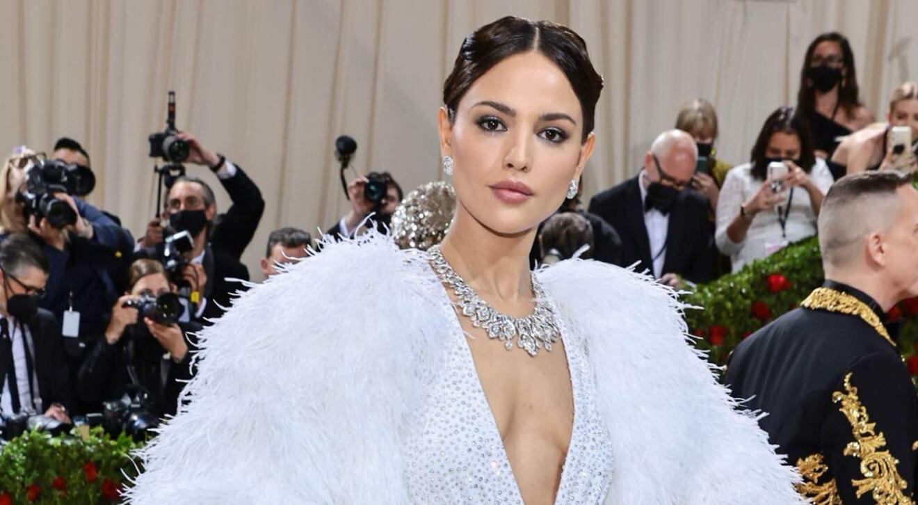 Eiza González impoluta de blanco y plumas en el MET Gala 2022