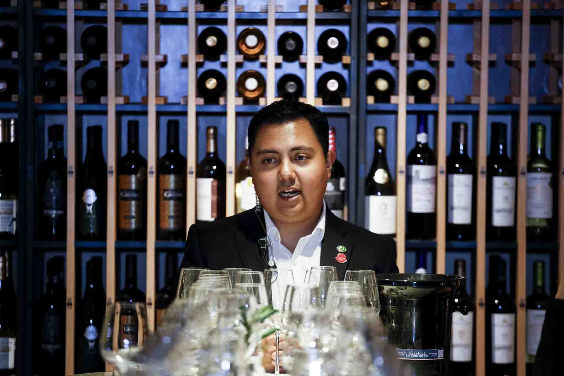 El sommelier Víctor Servín. (Foto: Esteban Torreblanca)