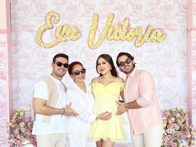 Fernanda Gómez junto a su familia en el baby shower de su bebé / Foto: Instagram @aritinajero