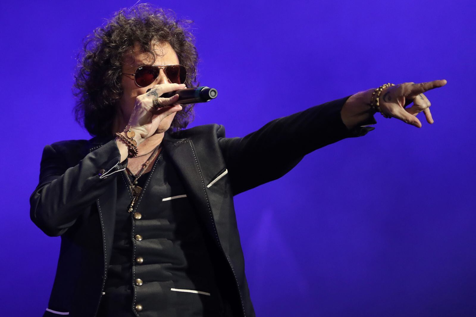 Enrique Bunbury se lanza contra Bill Gates y apoya a Donald Trump