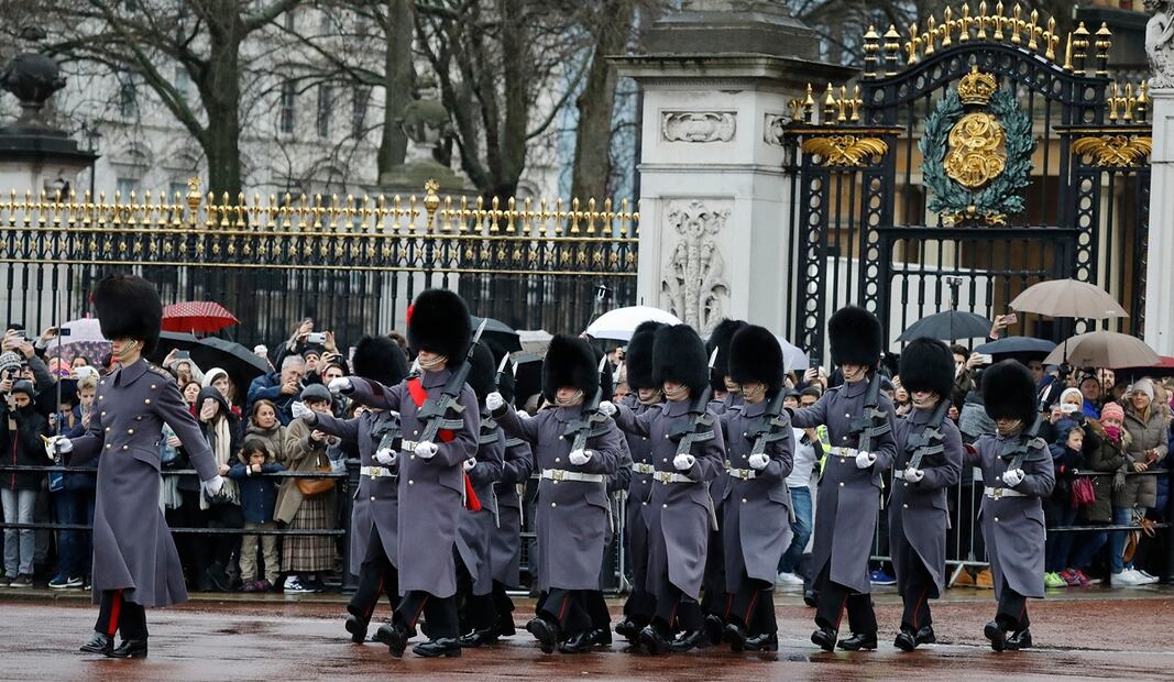 Mientras la reina Isabel II dormía, un extraño se metió al palacio de Buckingham