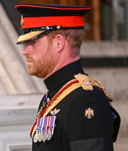 El príncipe Harry desconsolado: a su uniforme le quitaron las iniciales de la Reina