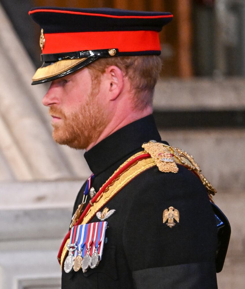 El príncipe Harry desconsolado: a su uniforme le quitaron las iniciales de la Reina