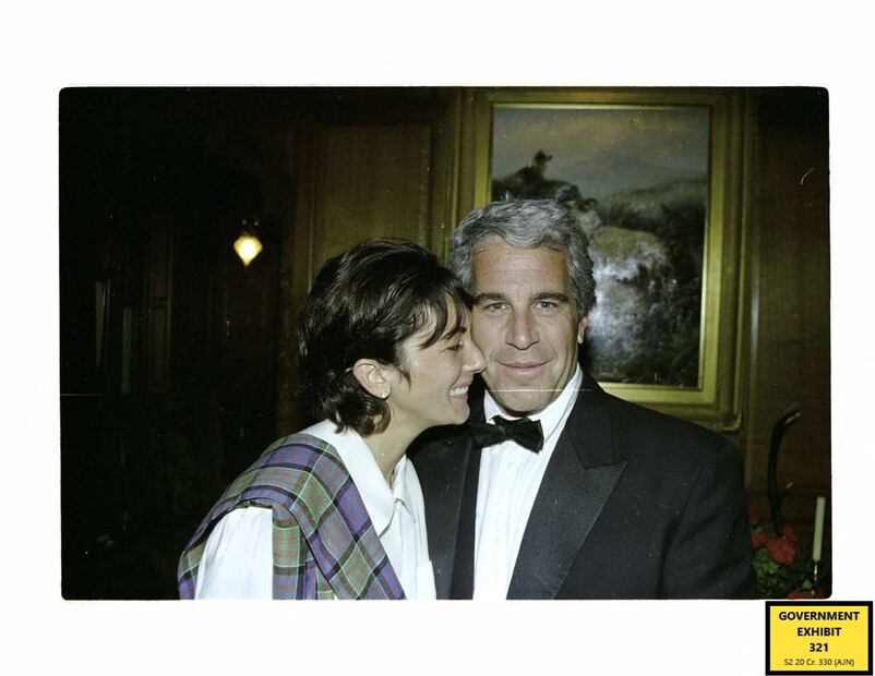 Ghislaine Maxwell carga con el polémico pasado de Robert Maxwell, su padre