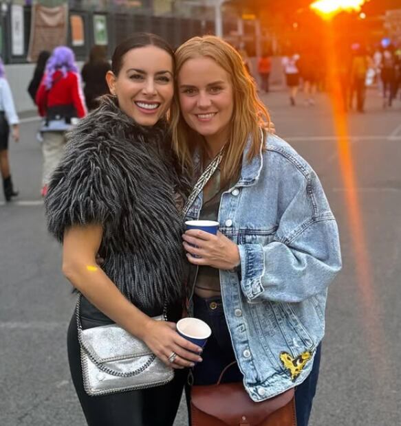 Claudia Lizaldi y Paola León en el concierto de Shakira / Foto: Instagram