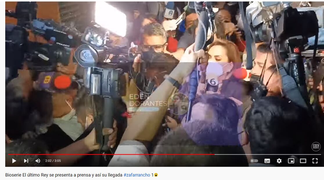 Entre empujones y gritos, Mara Patricia Castañeda llegó al estreno de la serie de Vicente Fernández