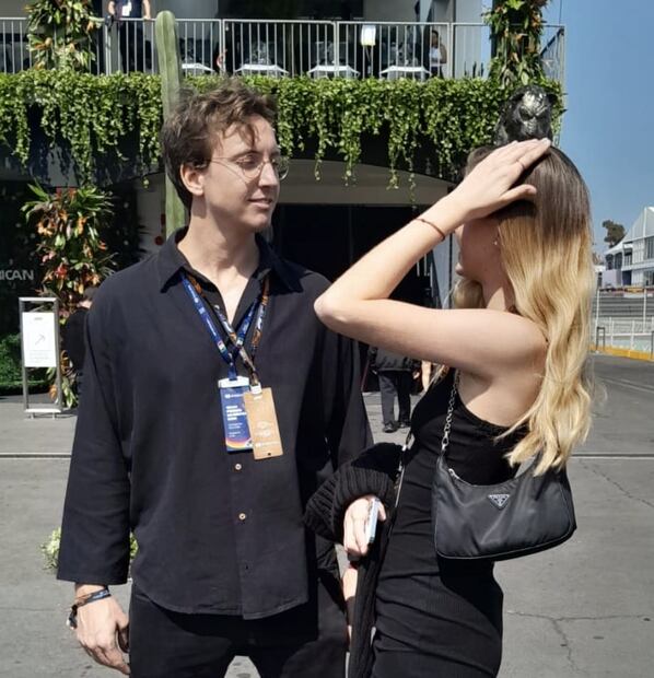Nirvana Hank y Luca Brambilla en el paddock del Gran Premio de México 2023 / Foto: Revista Clase