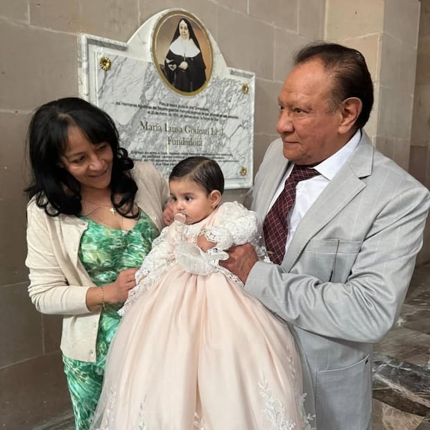 Tessa con sus abuelitos, los papás de Paola Dalay / Foto: Especial