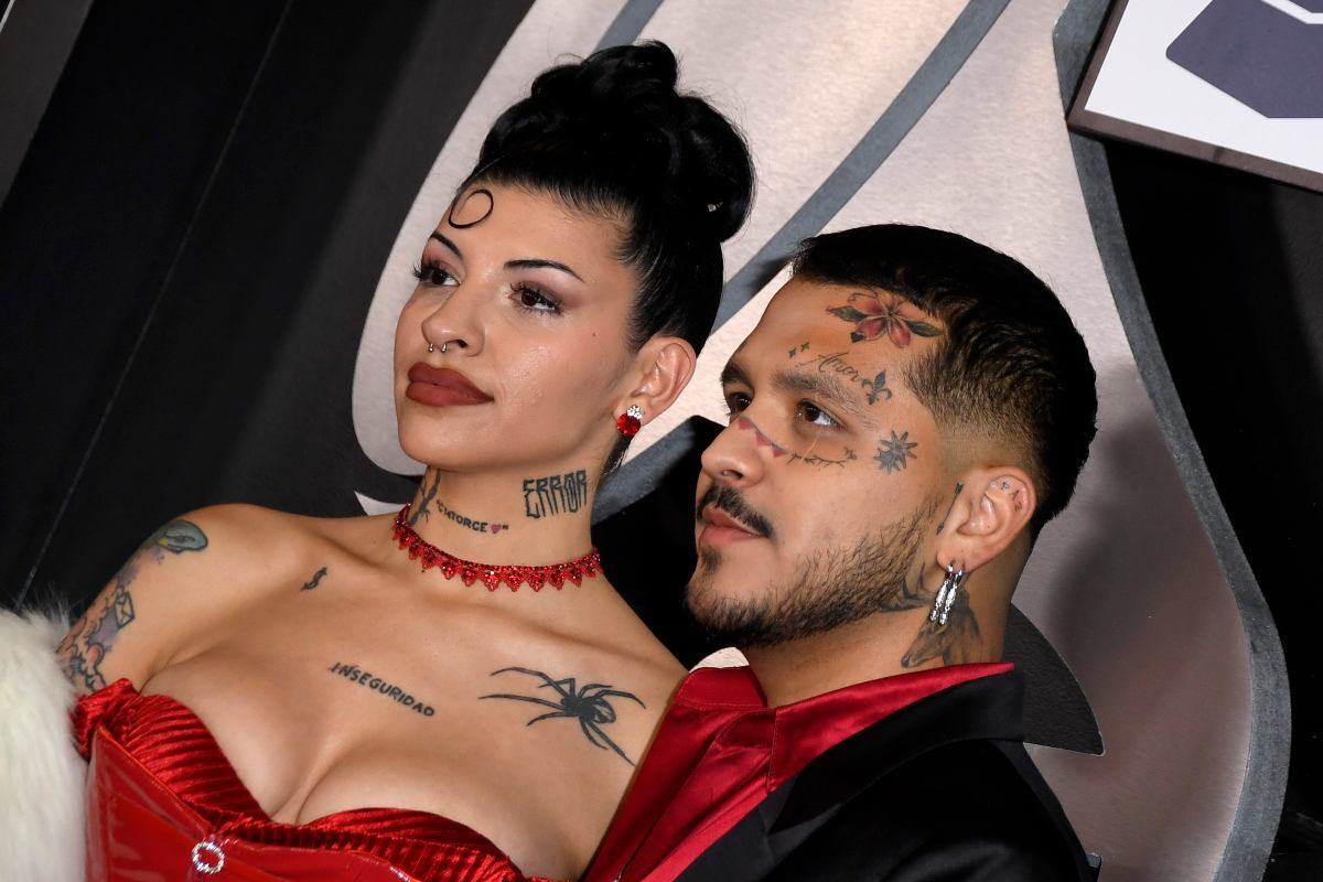 Novia de Christian Nodal presume su baby bump al estilo de Rihanna