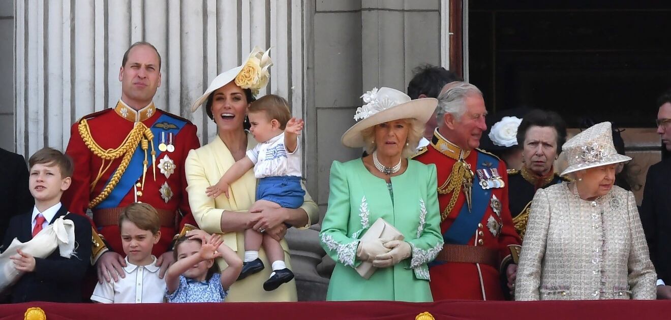 La reina Isabel, su hijo Carlos, el príncipe William y su hijo George posan para la foto que marca el inicio de una década 
