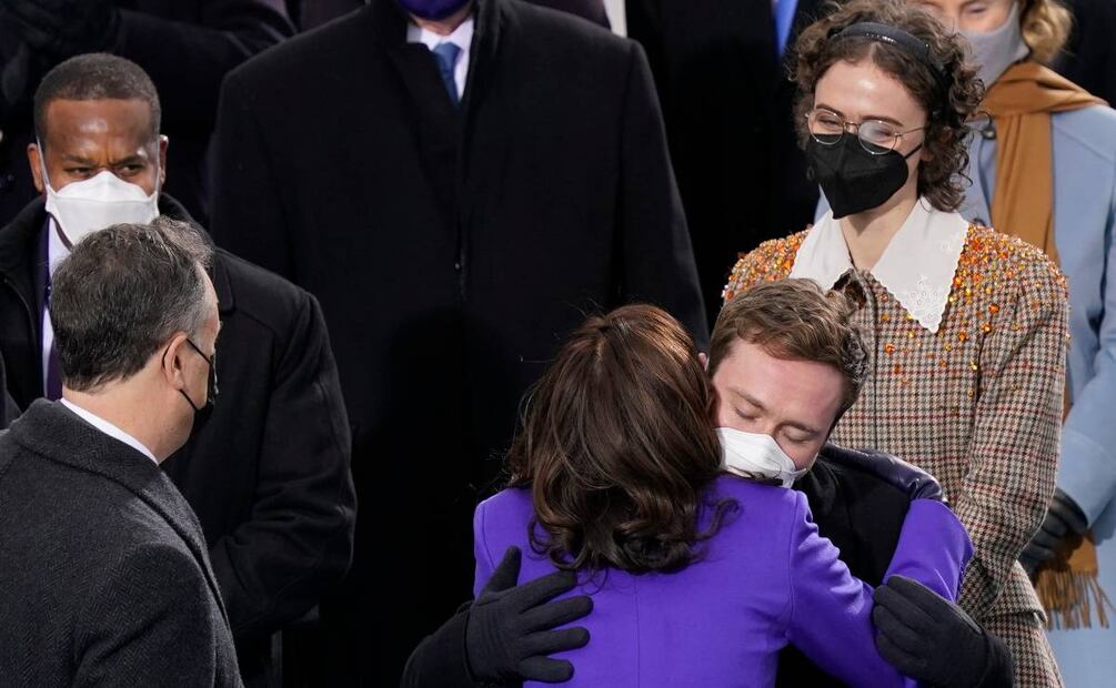 Cole Emhoff, hijastro de Kamala Harris, trabaja para Brad Pitt