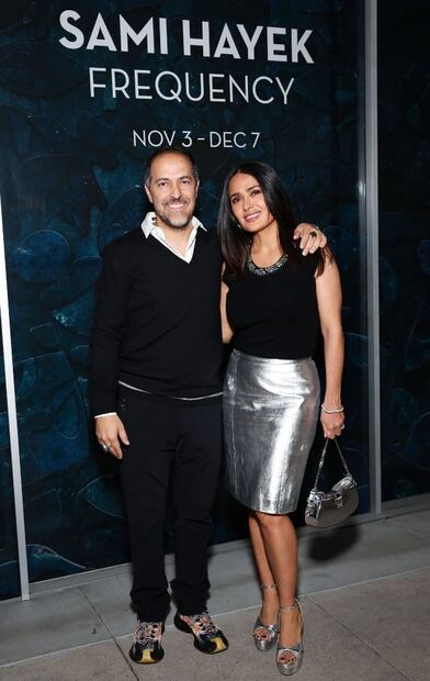 Salma Hayek apoya a su hermano Sami en su exposición 'Frequency' en Beverly Hills, California / AFP
