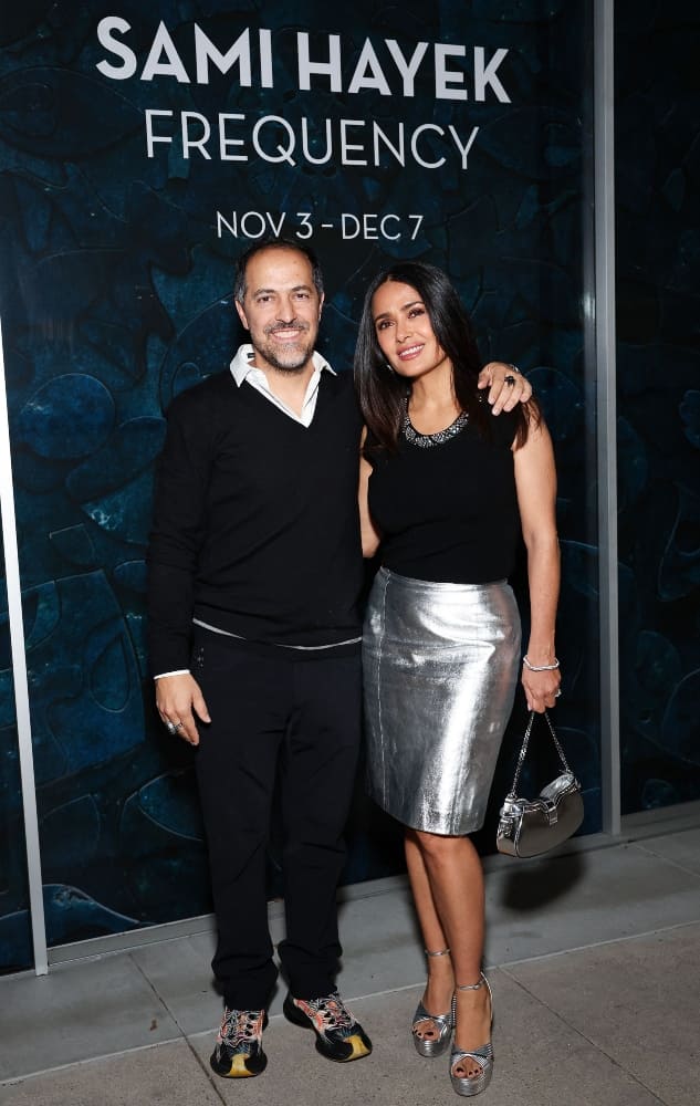 Salma Hayek apoya a su hermano Sami en su exposición 'Frequency' en Beverly Hills, California / AFP