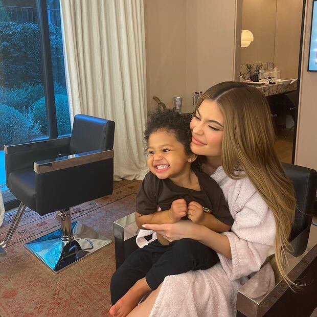 Kylie Jenner y sus tenis de casi 50 mil pesos para pasar la cuarentena 