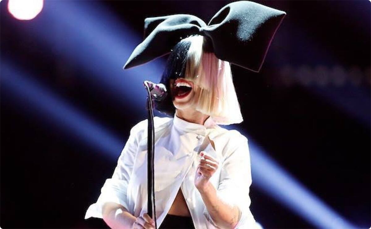 Sia revela que adoptó a dos adolescentes de 18 años 
