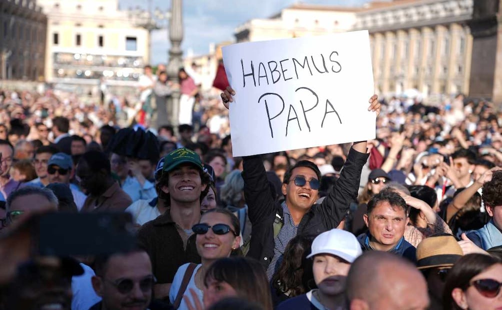 Los fieles celebran el humo blanco de la chimenea de la Capilla Sixtina / Foto: Emilio Morenatti - AP