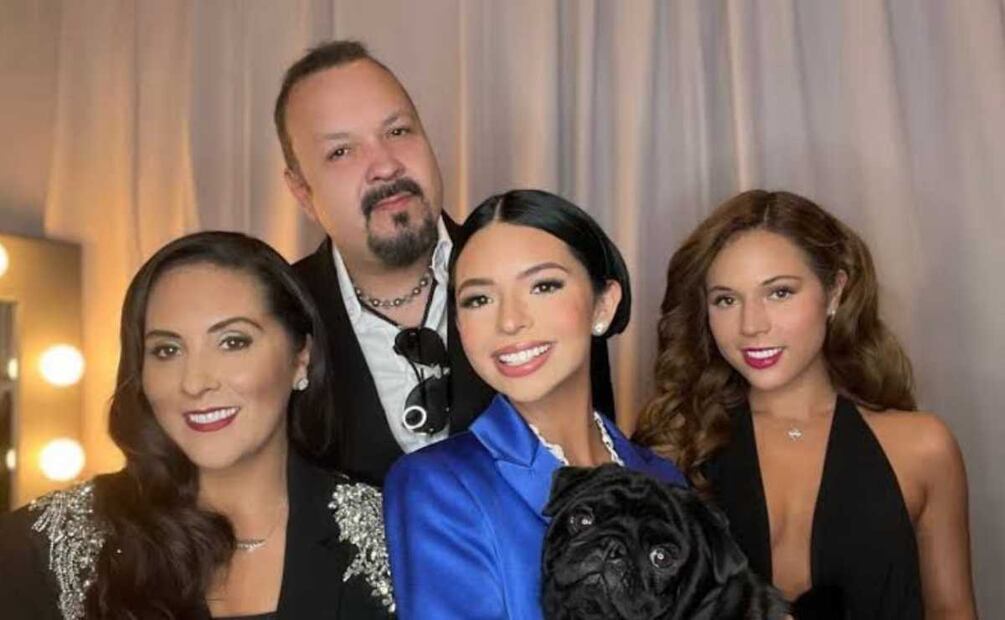 Ángela Aguilar junto a sus papás, Pepé Aguilar y Aneliz Álvarez, y su hermana Aneliz Aguilar. / Foto: Instagram