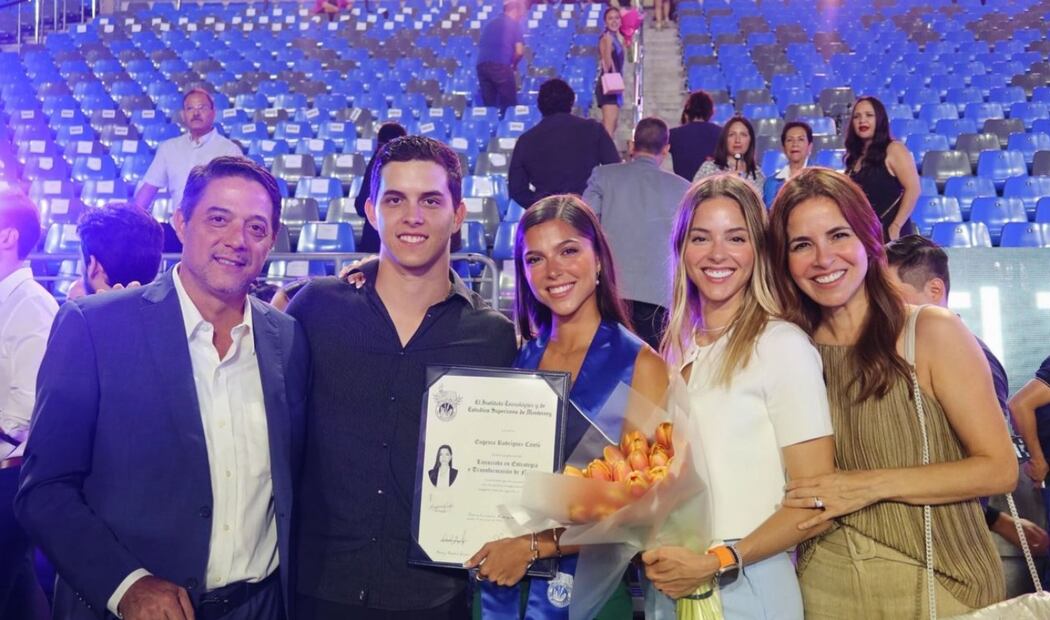 Eugenia Rodríguez Cantú en su graduación junto a sus padres y hermanos, Mariana y Jorge / Foto: Instagram