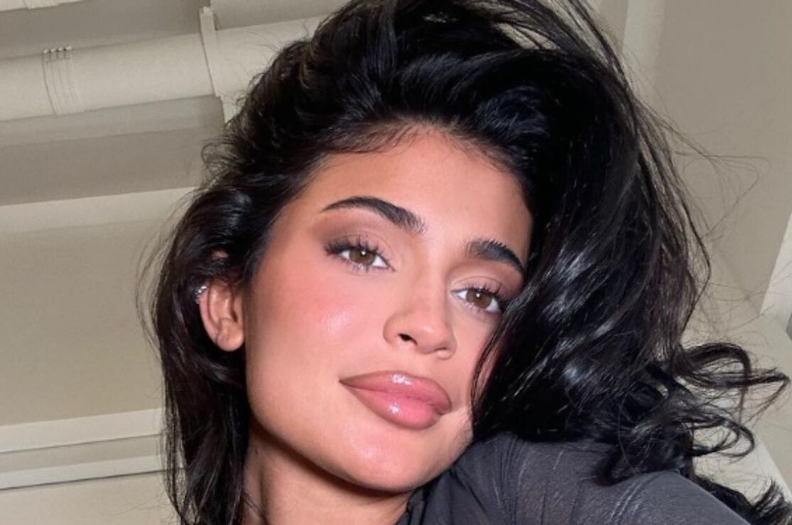 Kylie Jenner sorprende en París con un outfit estilo 'Old Hollywood'