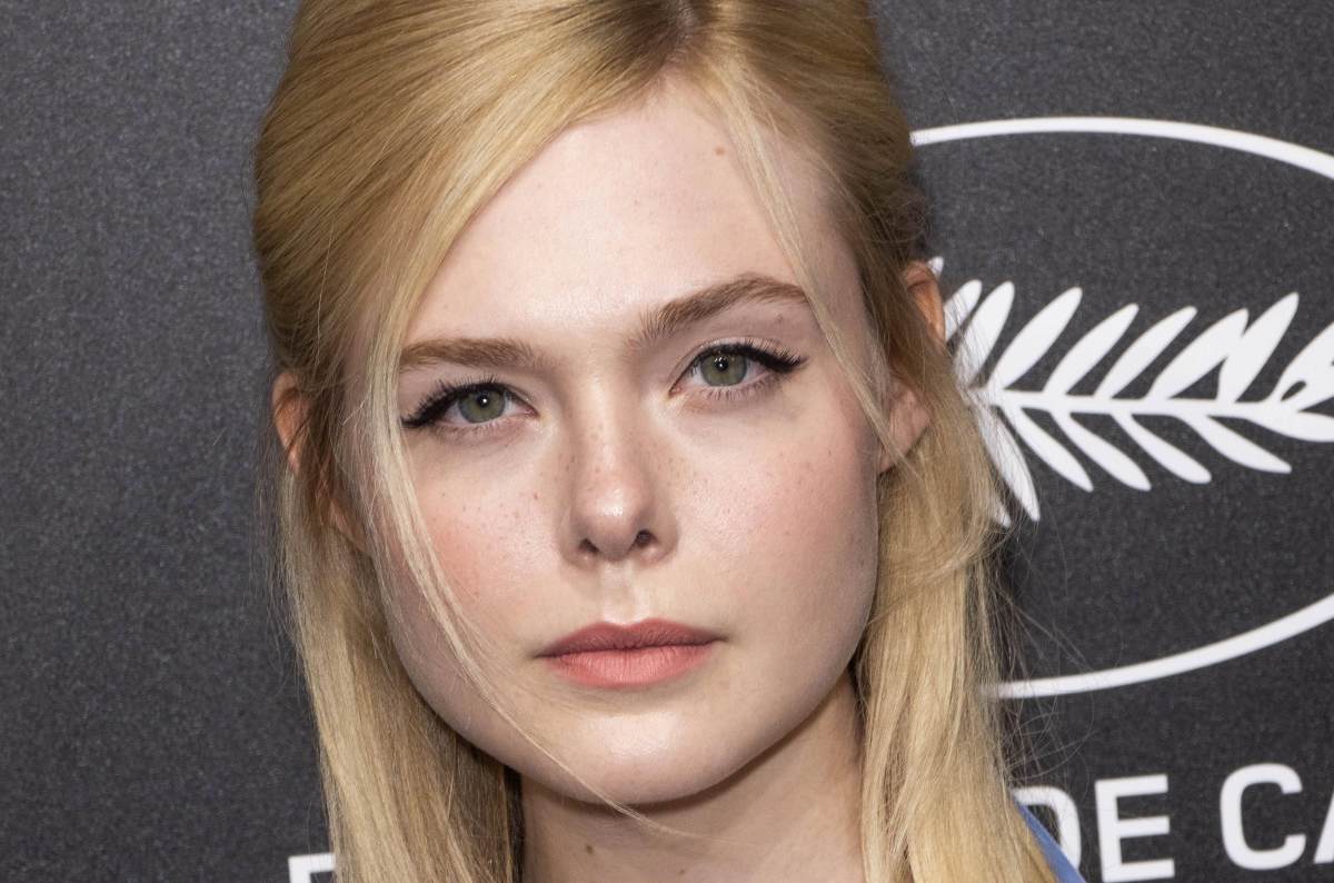 Elle Fanning posa sensual con top y una serpiente, como Britney Spears hace 20 años