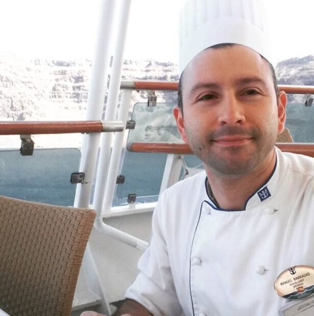 Él es el chef Manuel Barradas, quien está a cargo de la cocina en los cruceros más grandes del mundo