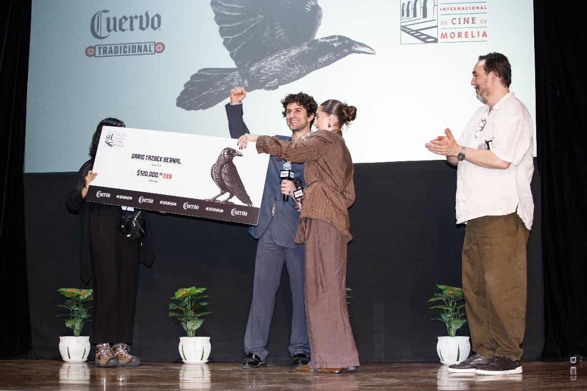 Dario Yazbek recibió el Premio Cuervo Tradicional / Foto: Esteban Torreblanca