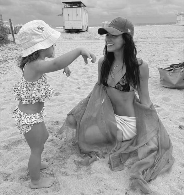 Sarah Kohan con Nala, su hija con "Chicharito" Hernández / Foto: Instagram