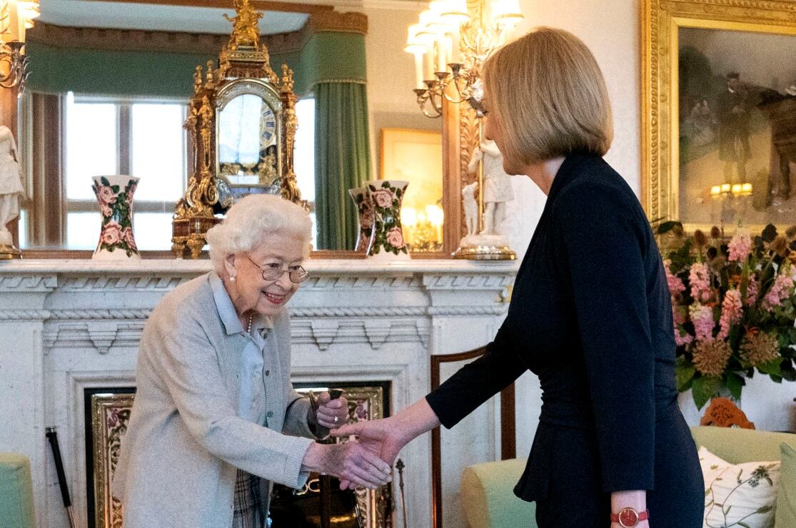 Liz Truss es nombrada oficialmente primera ministra británica por la reina Isabel II