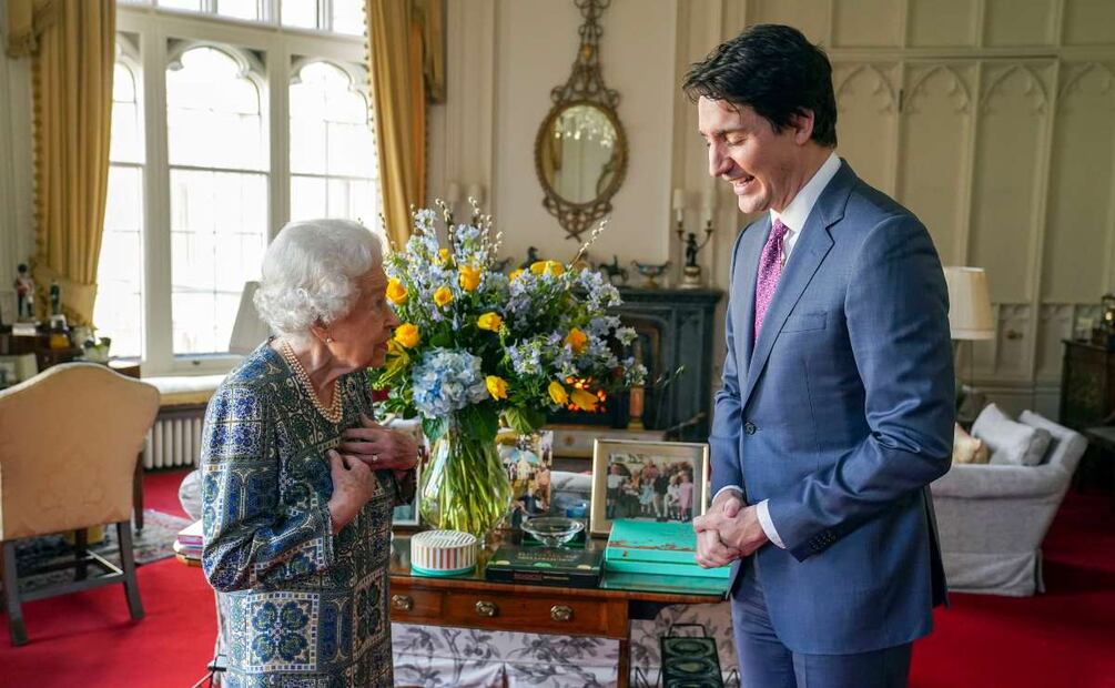 La reina Isabel II del Reino Unido aparece tras superar el Covid-19