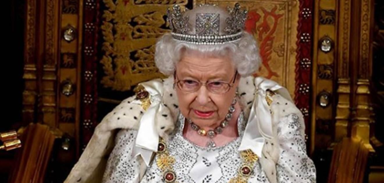 La reina Isabel II busca asistente personal en Linkedin