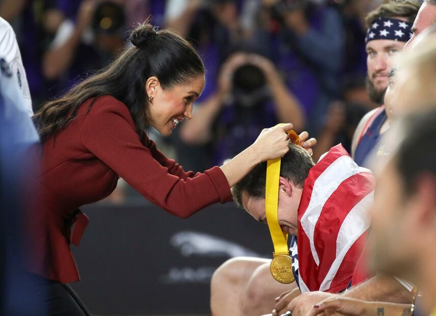 ¡Sorprenden a Meghan Markle con un beso en los Invictus Games!