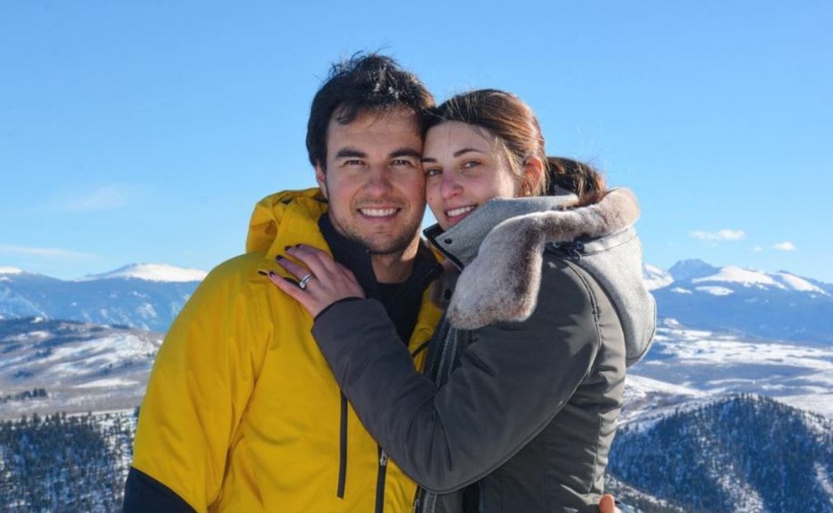 Checo Pérez y su esposa Carola Martínez aparecen juntos y enamorados