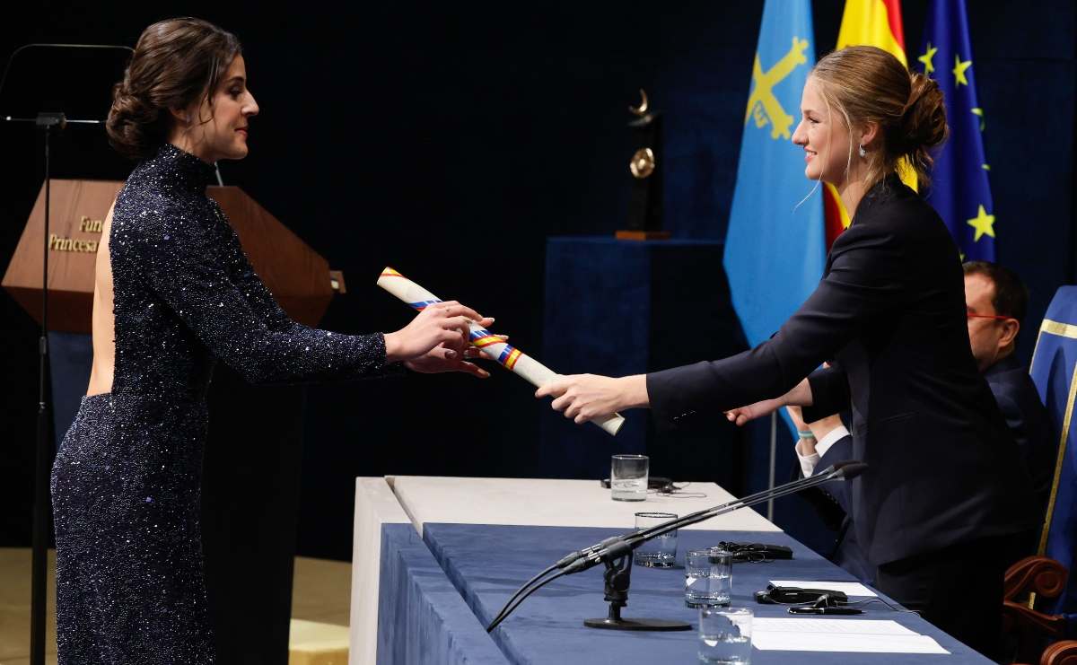 La jugadora de bádminton, Carolina Marín, recibió el Premio Princesa de Asturias de los Deportes de manos de la princesa Leonor/Foto: EFE