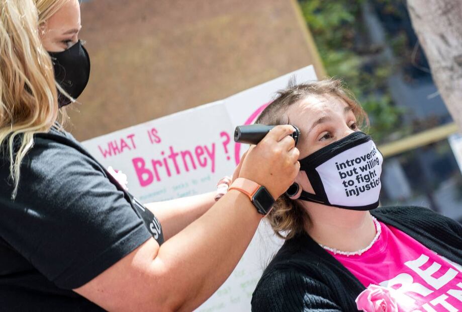 Britney Spears: fan se afeita la cabeza durante manifestación #FreeBritney