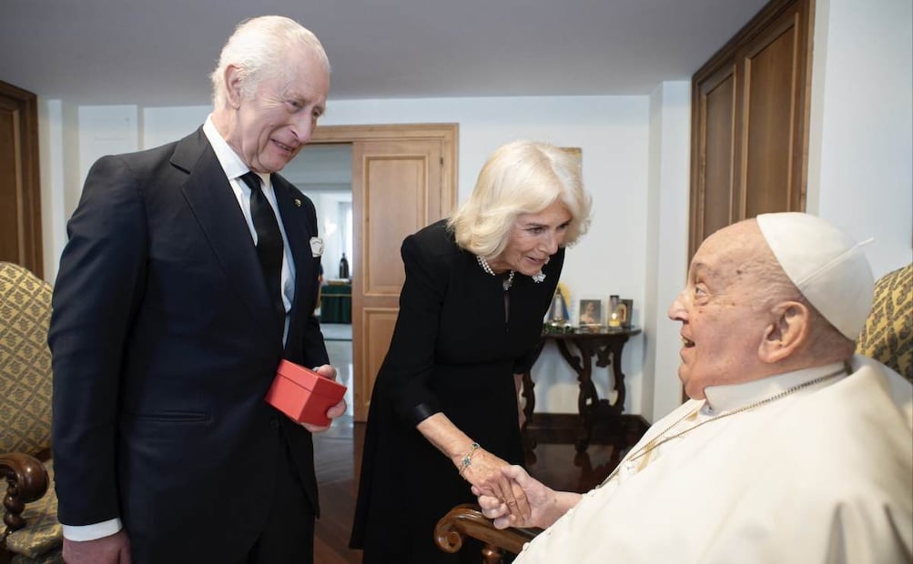 El rey Carlos III, la reina Camila y el Papa Francisco / Foto: X - @TheRoyalFamily