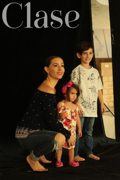 Claudia Lizaldi con sus dos hijos / Revista Clase