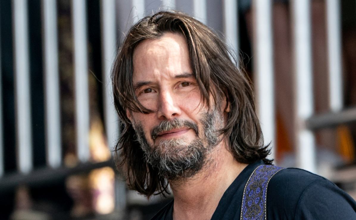 Keanu Reeves la rompe en el escenario como una sexy estrella de rock