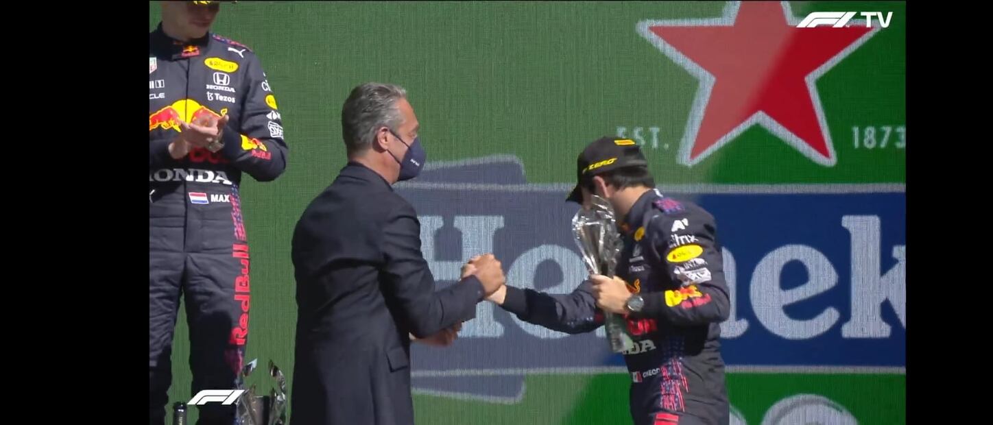 "Checo" Pérez alcanza el tercer lugar del Gran Premio de México; Carlos Slim Domit le entrega el trofeo 