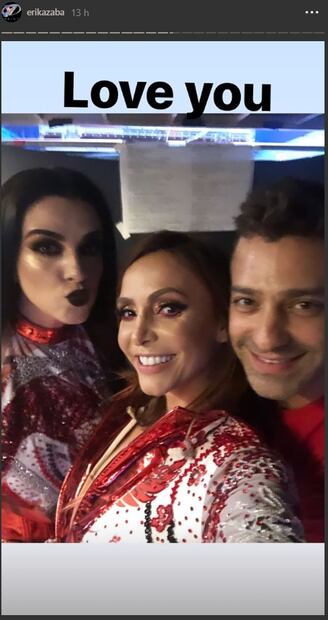 Érika Zaba presume baby bump sobre el escenario 