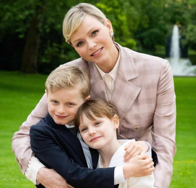 La princesa Charlene de Mónaco junto a sus hijos, los mellizos Gabriella y Jacques / Foto: Instagram