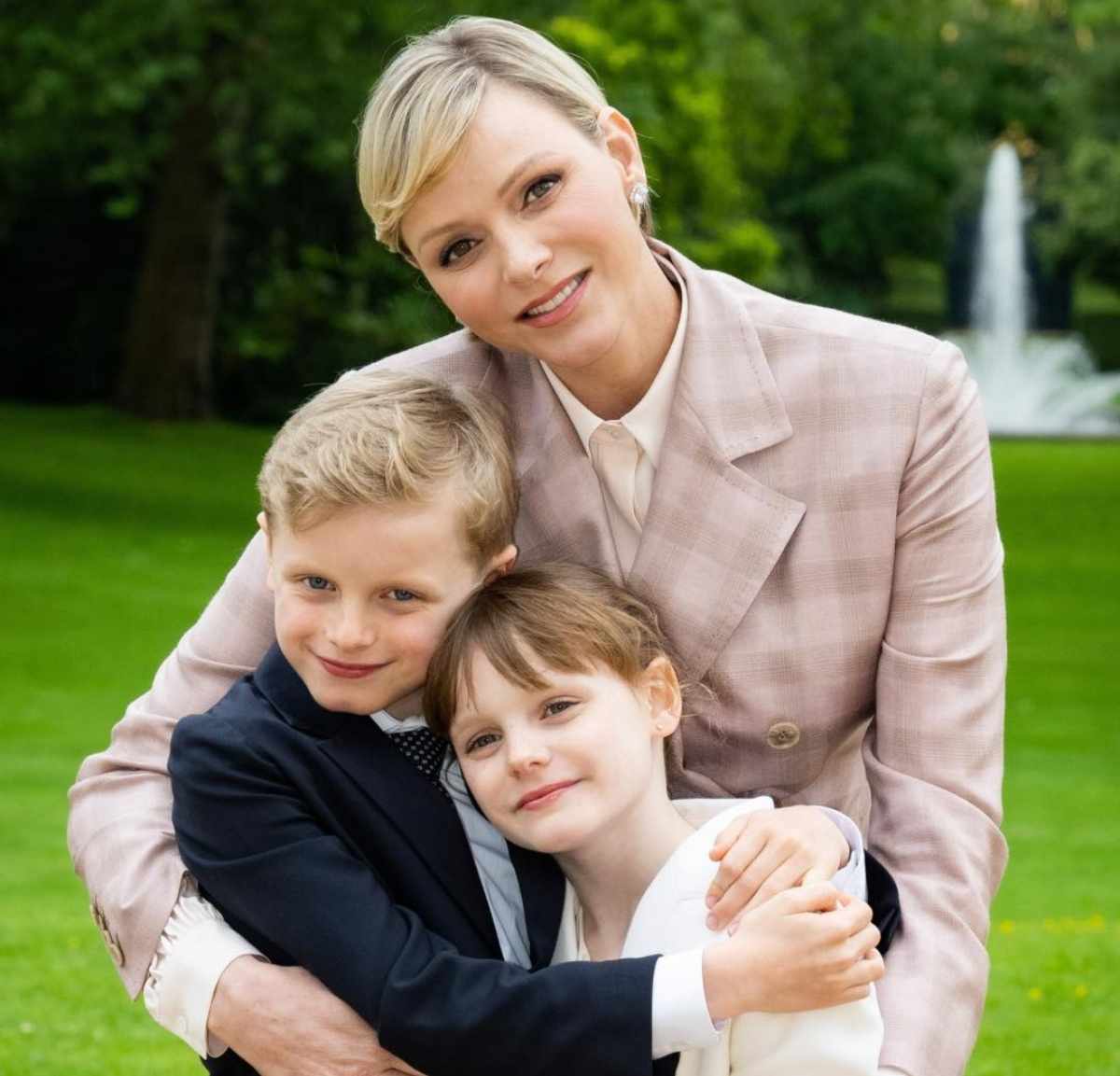 La princesa Charlene de Mónaco junto a sus hijos, los mellizos Gabriella y Jacques / Foto: Instagram