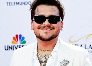 Christian Nodal luce un reloj y lentes de Cartier cubiertos de diamantes